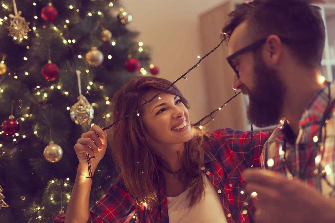 Couple_Decorating_Christmas_Tree